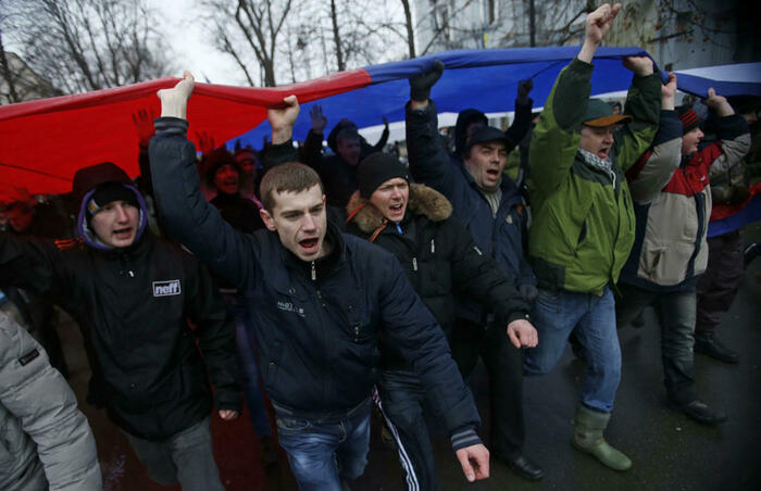 Пророссийские демонстранты с большим флагом России в руках, Симферополь, 27 февраля 2014 года Фото: David Mdzinarishvili / Reuters / Scanpix / LETA