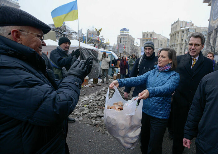 Помощник госсекретаря США Виктория Нуланд в центре Киева во время пртестов Евромайдана. AP Photo / Andrew Kravchenko/ Pool