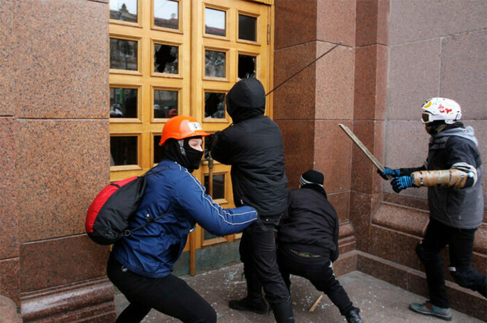 Оппозиция штурмует администрацию президента в Киеве // Источник: Валентин Огиренко // Reuters
