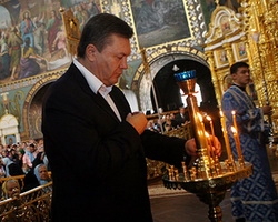 Янукович в церкви