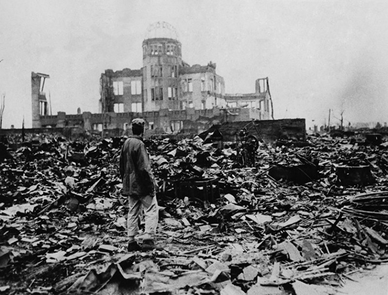 Выживший во время атомной бомбардировки Хиросимы у здания Выставочного центра Торгово-промышленной палаты, 6 августа 1945 года (© AP Photo)