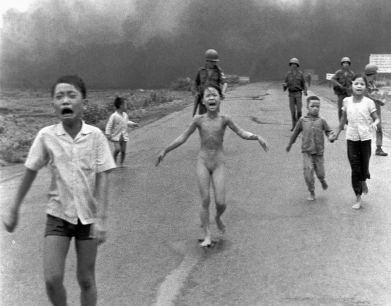 Вьетнамские дети после бомбандировки напалмом села Транг Банг (Ник Ут)